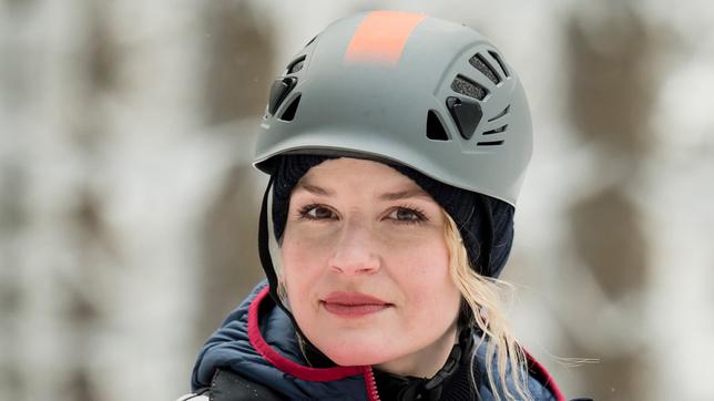 Bild: ARD/Jens Ulrich Koch Julia Berger (Mirka Pigulla) im Einsatz als Wettkampfärztin bei der Biathlon Junioren-WM in Oberhof