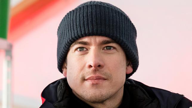 Bild: ARD/Jens Ulrich Koch Ben Ahlbeck (Philipp Danne) im Einsatz als Wettkampfarzt bei der Biathlon Junioren-WM in Oberhof