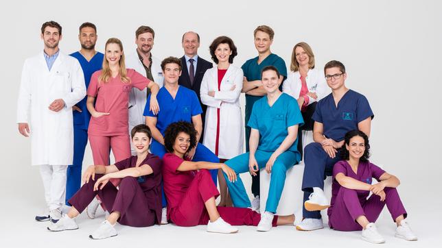 Bild: ARD/Markus Nass Dr. Niklas Ahrend (Roy Peter Link), Dr. Matteo Moreau (Mike Adler), Julia Berger (Mirka Pigulla), Dr. Marc Lindner (Christian Beermann), Dr. Theresa Koshka (Katharina Nesytowa), Ben Ahlbeck (Philipp Danne), Vivienne Kling (Jane Chirwa), Wolfgang Berger (Horst Günter Marx), Prof. Dr. Karin Patzelt (Marijam Agischewa), Mikko Rantala (Luan Gummich), Tom Zondek (Tilman Pörzgen), Dr. Franziska Ruhland (Gunda Ebert), Dr. Elias Bähr (Stefan Ruppe), Dr. Leyla Sherbaz (Sanam Afrashteh)