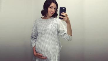Bild: ARD/privat Schauspielerin Leni Wesselman posiert hinter den Kulissen mit ihrem Fake-Bauch.
