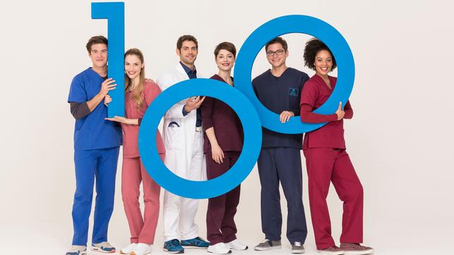 Bild: ARD/Markus Nass Freuen sich über 100 Folgen: Ben Ahlbeck, Julia Berger, Dr. Niklas Ahrend, Dr. Theresa Koshka, Elias Bähr und Vivienne Kling.