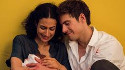 Leyla (Sanam Afrashteh) und Ben (Philipp Danne) sind nun erschöpfte aber sehr glückliche Eltern von Raya Elisa.
