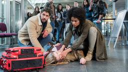 Niklas und Vivi retten Julia am Flughafen das Leben. Sie war plötzlich zusammengebrochen.