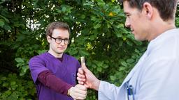 Als Dr. Ben Ahlbeck (Philipp Danne) Olli (Arne Kertész) mit einem Stock herumstochernd im Gebüsch auffindet, fängt er sich an zu wundern, was es mit dem seltsamen Verhalten auf sich hat.