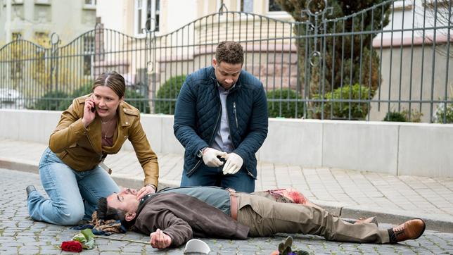 Bild: ARD/Jens-Ulrich Koch Als ein Stammkunde von Viktoria Stadler (Isabella Krieger), Miron Krol (Ercan Karacayli), vor ihren Augen verunfallt, kann sie sich vor Matteo Moreau (Mike Adler, h.) beweisen.