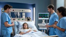 Als Jenny (Zoe Moore) aufwacht, erklären ihr die Ärzte Ben Ahlbeck (Philipp Danne), Dr. Niklas Ahrend (Roy Peter Link) und Dr. Leyla Sherbaz (Sanam Afrashteh) was passiert ist.