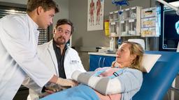 Als Mikko (Luan Gummich), und Marc (Christian Beermann) bei Helga Gaube (Marita Marschall)  Herzrhythmusstörungen feststellen, fragen sich die Ärzte, was genau Helgas Herz so aus dem Takt schlagen lässt …?