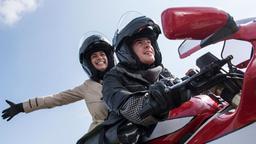 In aller Freundschaft - Die jungen Ärzte (22): Ben Ahlbeck (Philipp Danne) und Leyla Sherbaz (Sanam Afrashteh), die die Arme in den Fahrtwind streckt, auf dem Motorrad.