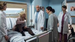 In aller Freundschaft - Die jungen Ärzte (22): Elly Winter (Juliane Fisch), Renate Seitz (Angelika Thomas), Dr. Harald Loosen (Robert Giggenbach), Dr. Leyla Sherbaz (Sanam Afrashteh) und Dr. Theresa Koshka (Katharina Nesytowa) im Patientenzimmer.