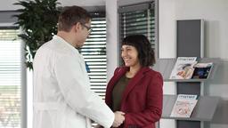 Ameena (Mira Mazumdar) kommt nach Erfurt und besucht Elias (Stefan Ruppe) im Klinikum.