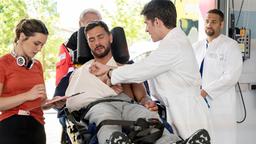 Amir Aslan (Arton Bunjaku) wird mit starken Schmerzen in der Schulter in der Notaufnahme aufgenommen.