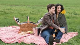 An ihrem freien Nachmittag beschließen Leyla (Sanam Afrashteh) und Ben (Philipp Danne) ein gemütliches Picknick in der Nähe eines Reiterhofes zu machen.