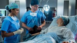 Anni Leybold (Helene Blechinger) muss nach einer Schnittverletzung an der Hand operiert werden. Elias (Stefan Ruppe) und Emma (Elisa Agbaglah) bereiten sie für die OP vor.