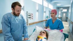 Ansgar (Matthias Ziesing) erwischt Lea (Charlotte Puder) gerade noch auf dem Weg zum OP. Er spricht ihr gut zu und will auf sie warten (mit Mirka Pigulla).