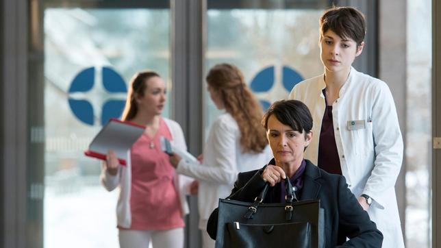 Bild: ARD/Jens Ulrich Koch Assistenzärztin Dr. Theresa Koshka (Katharina Nesytowa) ist schockiert, dass sich Natascha Roth (Bettina Engelhardt), ausgerechnet im Johannes-Thal-Klinikum eine Zweitmeinung einholt. Aufgrund des zerrütteten Verhältnisses zu ihrer Mutter, will Theresa den Fall sofort loswerden (Komparsen, im HG.).