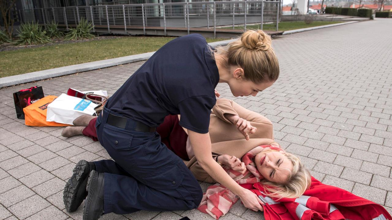 Auf dem Weg in die Stadt muss der RTW ungeplant halten: Marie Glauert (Judith Hoersch) ist mit Krämpfen zusammengebrochen. Julia  (Mirka Pigulla) ist sofort zur Stelle.