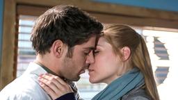 In aller Freundschaft - Die jungen Ärzte: Niklas Ahrend (Roy Peter Link) und Julia Berger (Mirka Pigulla) küssen sich.