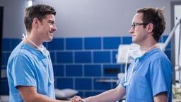 Ausbilder Dr. Ben Ahlbeck (Philipp Danne) und Assistenzarzt Olli Probst (Arne Kertész) haben seit Ihrer Auszeit einen Tag im OP zusammengearbeitet. Ist es Zeit für ein klärendes Gespräch?