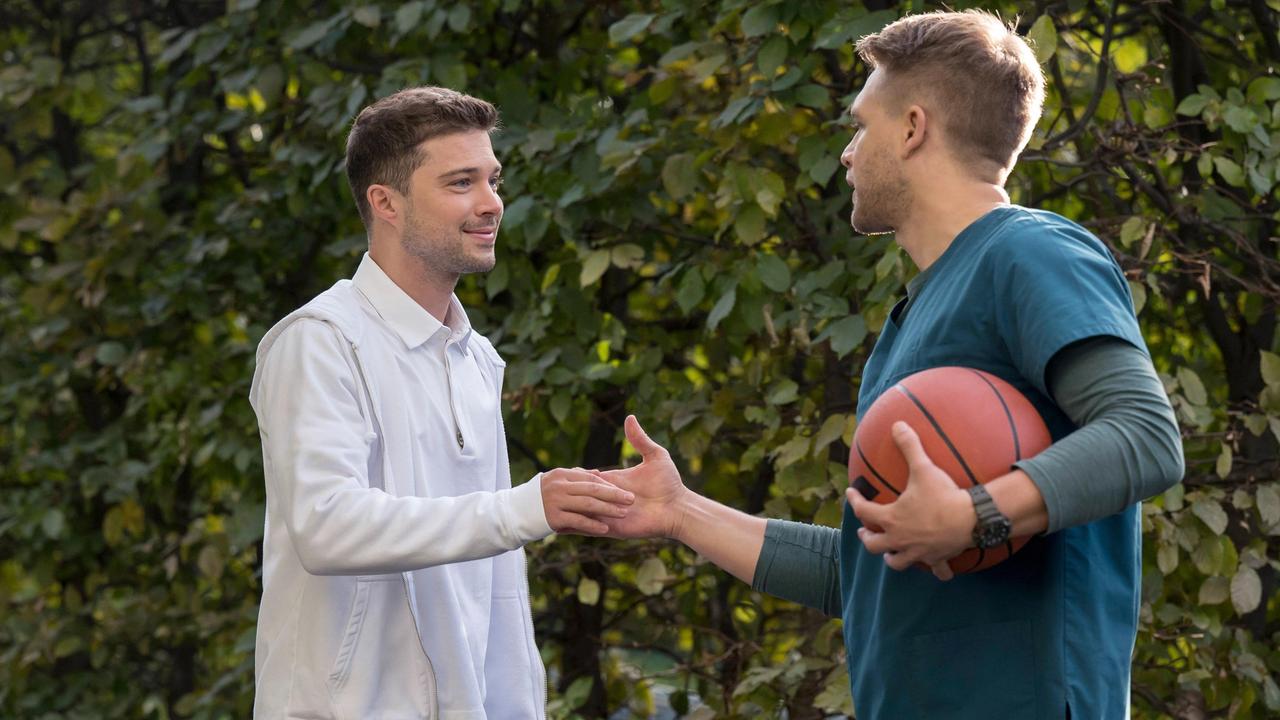 Bei einer Runde Basketball liefern sich Kris Haas (Jascha Rust) und  Mikko Rantala (Luan Gummich) ein Duell.