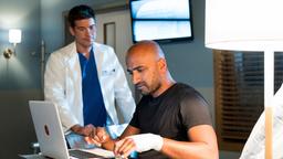 Ben Ahlbeck (Philipp Danne) ist optimistisch: Eine Operation an der Hand, könnte Anand Sangh (Murali Perumal) helfen, wieder schmerzfrei alltägliche Handlungen auszuüben.