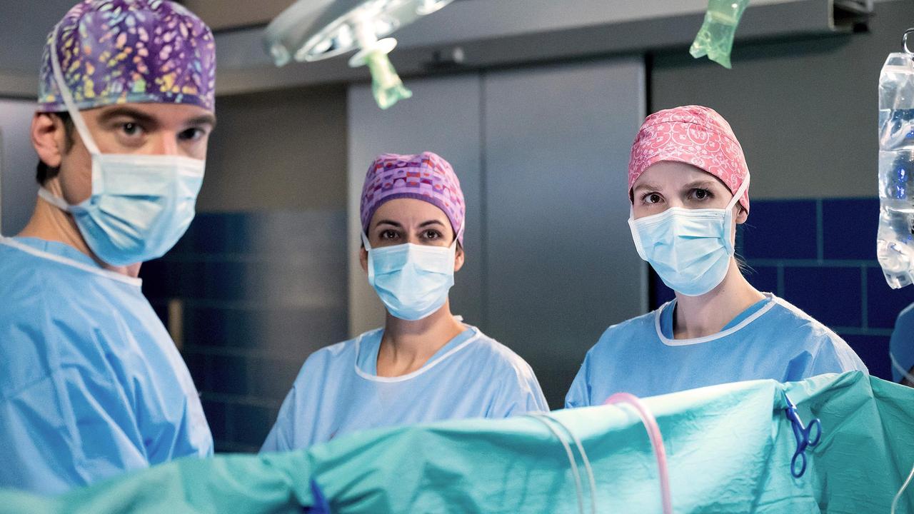 Ben Ahlbeck (Philipp Danne), Leyla Sherbaz (Sanam Afrashteh) und Julia Berger (Mirka Pigulla) führen eine Lungentransplantation bei der 17-jährigen Luise Heuser durch.
