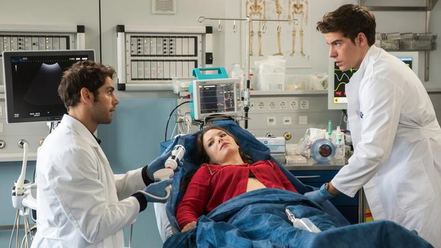 Ben Ahlbeck (Philipp Danne) sorgt sich um seine Jugendliebe Kirsten Röhmer (Leonie Rainer). Dr. Niklas Ahrend (Roy Peter Link) untersucht sie per Ultraschall.
