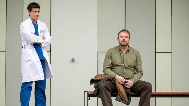 Ben Ahlbeck (Philipp Danne) trifft auf den Vater seiner Patientin Tilly. Holger Lehmann (Eckhard Preuß) wusste nichts von den Op-Plänen seiner Tochter. Voller Angst und Sorge, lehnt er die OP ab.