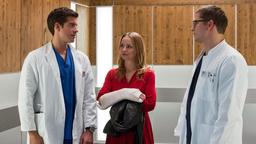 Ben Ahlbeck (Philipp Danne) und Elias Bähr (Stefan Ruppe) klären Katharina Bischof (Theresa Scholze) über die weitere Behandlung auf.