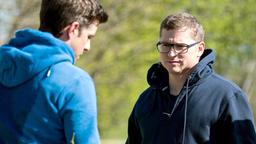Ben Ahlbeck (Philipp Danne) und Elias Bähr (Stefan Ruppe) trainieren für den bevorstehenden Firmenlauf.