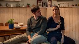 Ben Ahlbeck (Philipp Danne) und Julia Berger (Mirka Pigulla) warten auf Elly, mit der Sie zum gemeinsamen Abendessen verabredet sind. Die beiden Freunde machen sich Sorgen um Elly. Wie können Sie sie am besten Unterstützen?