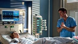 Ben (Philipp Danne) bereitet die junge Patientin Finja Wolters (Linda Belinda Podszus) auf die bevorstehende Behandlung vor. Dabei kommen sie ins Gespräch.
