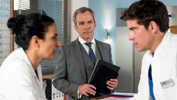 Ben (Philipp Danne) berichtet Leyla (Sanam Afrashteh) von seiner Enttäuschung, da tritt sein Vater Prof. Richard Ahlbeck (Paul Frielinghaus) heran.