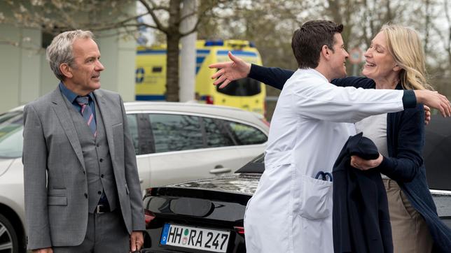 Bild: ARD/Jens-Ulrich Koch Ben (Philipp Danne) heißt seine Eltern Anne-Charlotte Ahlbeck (Katja Weitzenböck) und Richard Ahlbeck (Paul Frielinghaus) im Johannes-Thal-Klinikum willkommen.