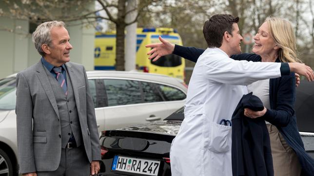 Ben (Philipp Danne) heißt seine Eltern Anne-Charlotte Ahlbeck (Katja Weitzenböck) und Richard Ahlbeck (Paul Frielinghaus) im Johannes-Thal-Klinikum willkommen.