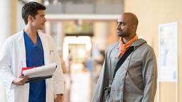 Ben (Philipp Danne) möchte seinen Patienten Anand Sangh (Murali Perumal) davon überzeugen, die verletzte Hand genauer untersuchen zu lassen.
