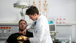 Ben (Philipp Danne) muss für die Untersuchung Steffens (Dominic Boeer) Team-T-Shirt zerschneiden. Ein Zeichen?