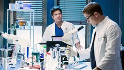 Ben (Philipp Danne) und Elias (Stefan Ruppe) treffen sich im Labor. Ben bittet seinen Freund um einen Gefallen.