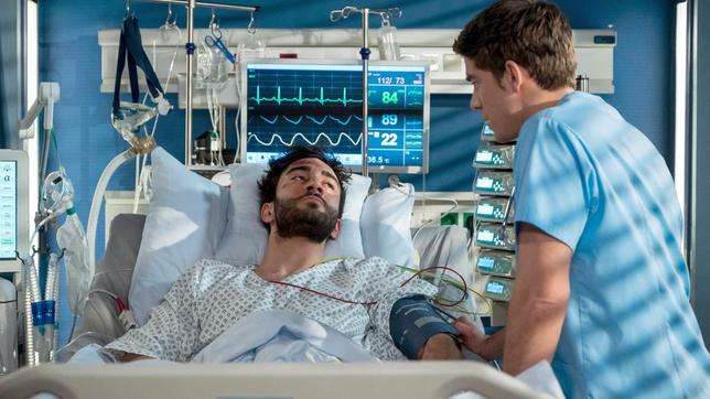 Ben (Philipp Danne) untersucht den Patienten Zahit Durand (Eidin Jalali). Die beiden nutzen die Gelegenheit für ein privates Gespräch.