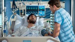 Ben (Philipp Danne) untersucht den Patienten Zahit Durand (Eidin Jalali). Die beiden nutzen die Gelegenheit für ein privates Gespräch.