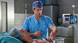Ben (Philipp Danne) zweifelt zwar, doch er wird seinen Patienten Markus Scheffler (Jan Dose) operieren.