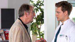 Bernhard Lorenz (Peter Prager) möchte nicht länger im Klinikum bleiben. Mikko (Luan Gummich) hat Mühe ihn zum Bleiben zu überzeugen.
