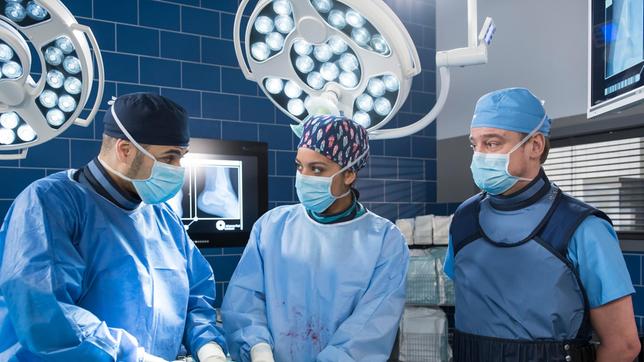 Dr. Moreau, Vivienne Kling und Dr. Marc Lindner bei einer Operation.
