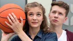 Moritz und Josie spielen Basketball.