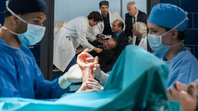 Bild: ARD/Jens Ulrich Koch Die jungen Ärzte: Dr. Matteo Moreau (Mike Adler), Ben Ahlbeck (Philipp Danne), , Komparsen, Dr. Niklas Ahrend (Roy Peter Link), Dr. Gernot Simoni (Dieter Bellmann), Wolfgang Berger (Horst Guenter Marx), Elly Winter (Juliane Fisch) und Paula Hoppe (Inga Birkenfeld) im Klinikum.