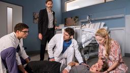 Die jungen Ärzte: Elias Baehr (Stefan Ruppe), Stefan Friedmann (Rainer Frank), Dr. Niklas Ahrend (Roy Peter Link), Anton Friedmann (Timmi Trinks) und Julia Berger (Mirka Pigulla) im Johannes-Thal-Klinikum.