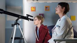 Die jungen Ärzte: Jonathan Fink (Friedrich Seidl) schaut mit Dr. Koshka (Katharina Nesytowa) in die Sterne.