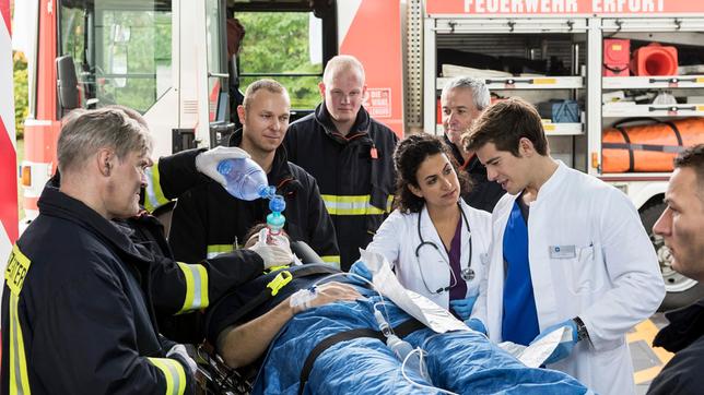 Bild: ARD/Jens Ulrich Koch Feuerwehrmann Mirko Lehmann wird eingeliefert.