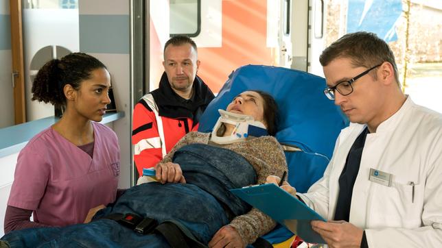 Bild: ARD/Jens-Ulrich Koch Christa Kowar (Claudia Schmutzler) ist von einem umstürzenden Baum verletzt worden und kommt mit einem Schädelhirntrauma sowie Verdacht auf weitere Verletzungen in die Notaufnahme des Johannes-Thal-Klinikum.