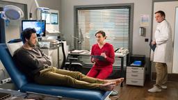 Darius Abada (Alexander Milo) kommt wegen Fußschmerzen ins Johannes-Thal-Klinikum. Rebecca Krieger (Milena Straube, M. mit Christian Beermann) übernimmt die Anamnese.