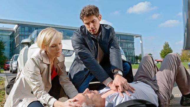 Bild: ARD/Tom Schulze Die jungen Ärzte: Dr. Harald Lossen (Robert Giggenbach) hatte einen Herzinfarkt. Dr. Kathrin Globisch (Andrea Kathrin Loewig.) und Dr. Niklas Ahrend (Roy Peter Link) leisten Erste Hilfe.